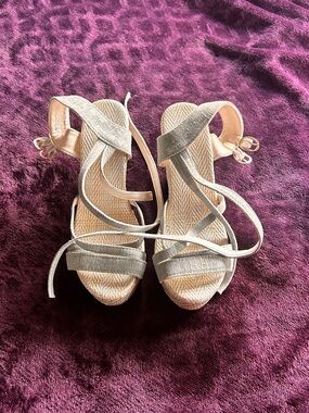 🔥🔥🐾❤️❤️ Women’s Taupe/Gray Strappy Wedge Sandals